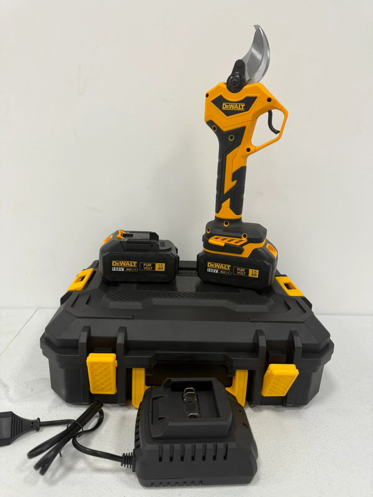 DeWalt Aku makaze za rezanje voća 168V + dve baterije