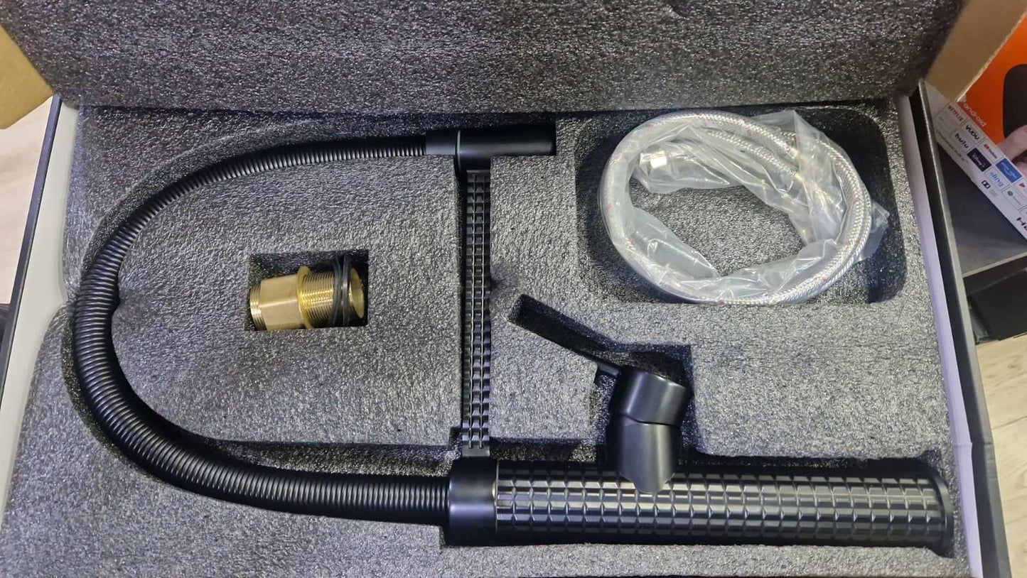 Kuhinjska slavina sa crevom na izvlacenje