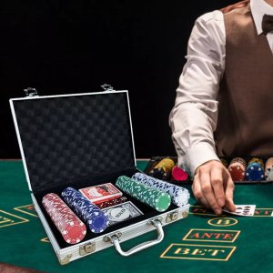Cipovi za poker 300 komada sa dva špila karata u koferu